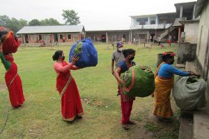 Squatters deliver vegetables, leaf plates for quarantined people in Dang