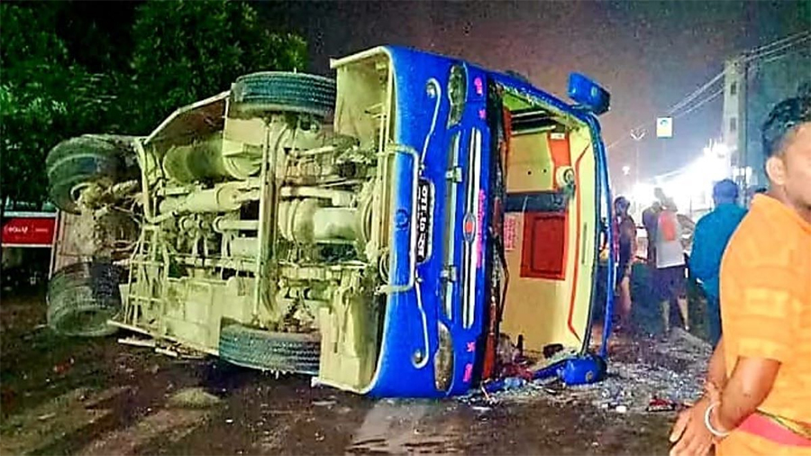 Bus carrying Nepali pilgrims crashes in Bihar, over 30 injured