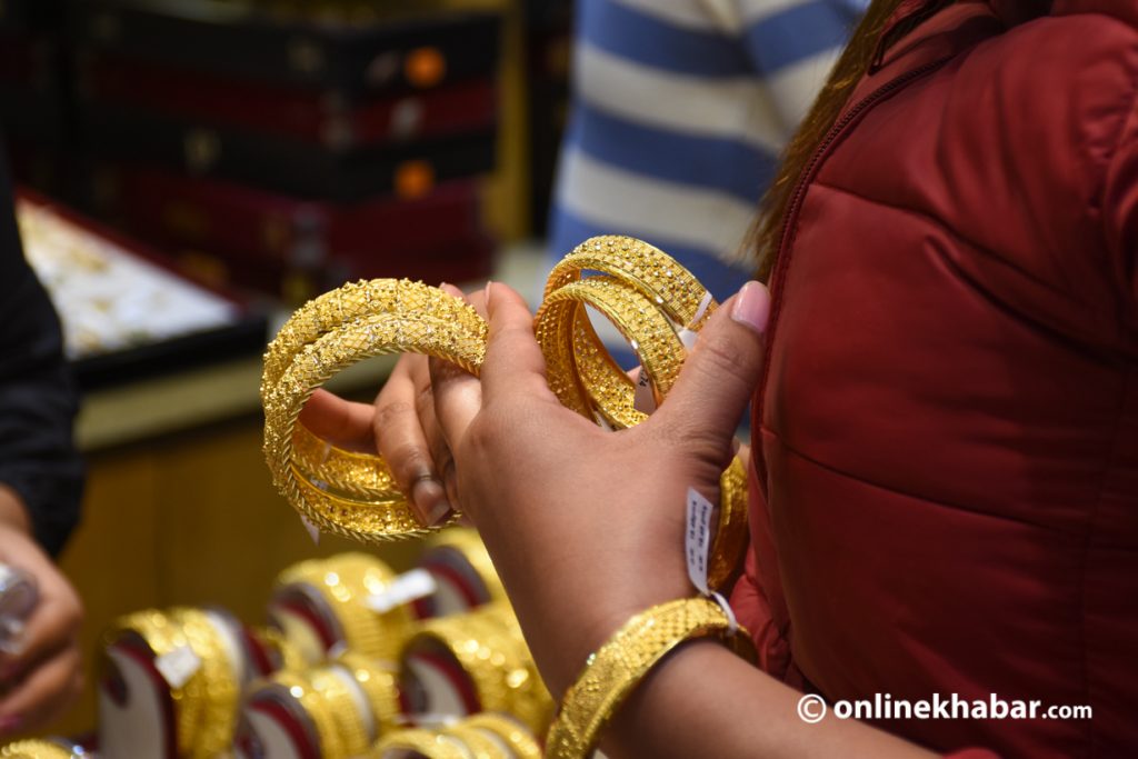 Gold price drops by Rs 2,200 per tola