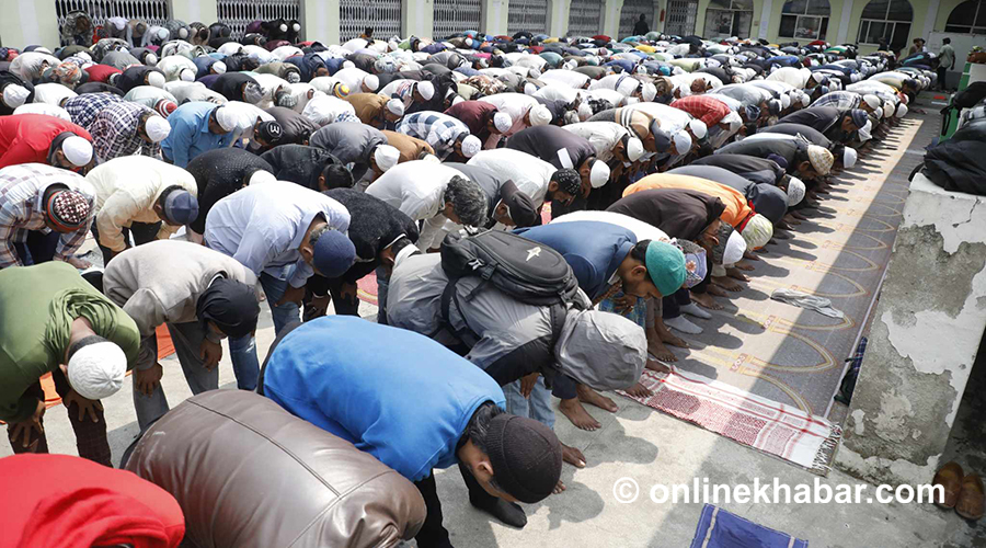 Muslims gather at Kashmiri Mosque for first Friday prayers of Ramadan (Photos)